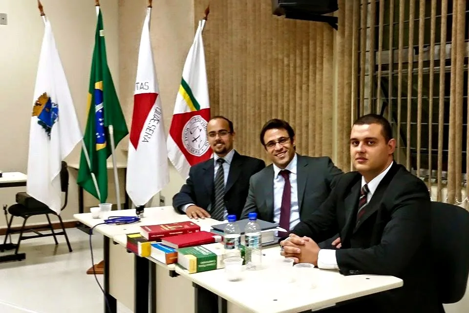 Advogados e defensor público na bancada da defesa no Tribunal do Júri