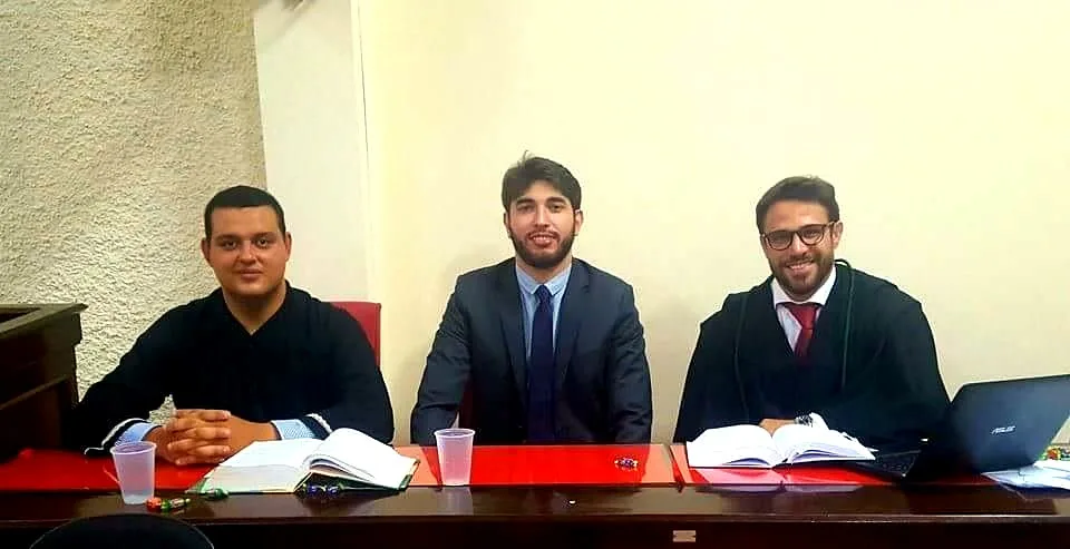 Bancada da defesa no Tribunal do Júri com advogado e defensores públicos