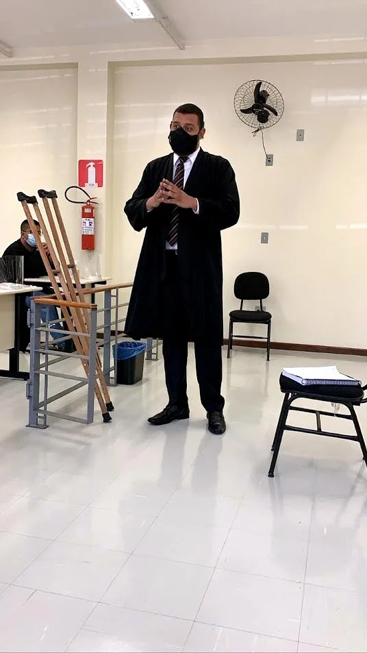 Advogado Felipe Mendes Smargiassi de beca, em sustentação no júri